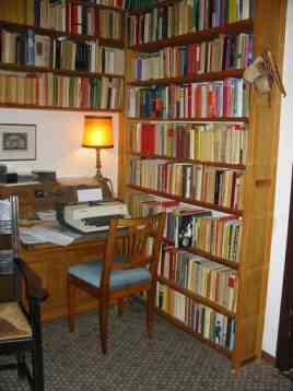 Aufgeschlagene Bücher aus der Bibliothek der Galerie